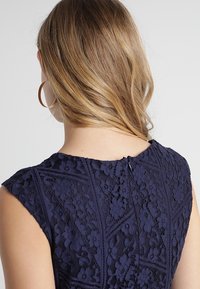 Wallis Sukienka etui