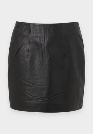 Mini-jupe en cuir noir avec une texture lisse, des détails de couture visibles et un design à coupe droite. Sans poches ni embellissements.