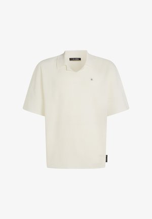 Rövid ujjú, törtfehér polo, puha textúrával, V-nyakkivágással és gallérral, valamint egy kis márkajelzéssel a mellkason. Hétköznapi kialakítás.