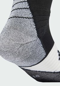 Μαύρη και γκρίζα κάλτσα αστράγαλου με υφή πλεκτού σχεδίου, ενισχυμένη φτέρνα και δάκτυλο, και αντίθεση άσπρης λεπτομέρειας στο μανίκι.