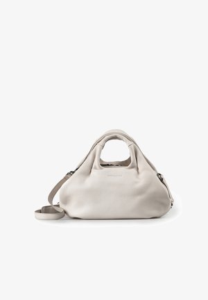 Borsa a mano in morbida pelle grigia chiara con manici superiori arrotondati e tracolla regolabile, posata su uno sfondo bianco.