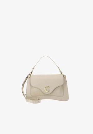 Borsa a mano in pelle beige con patta curva, fermaglio logo "C" dorato, manico superiore e tracolla removibile con borchie dorate.