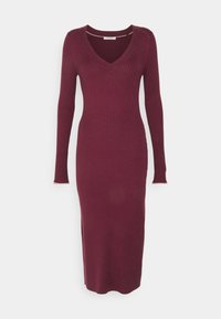 Robe midi à manches longues en maille côtelée de couleur bordeaux profond, avec décolleté en V et silhouette ajustée.