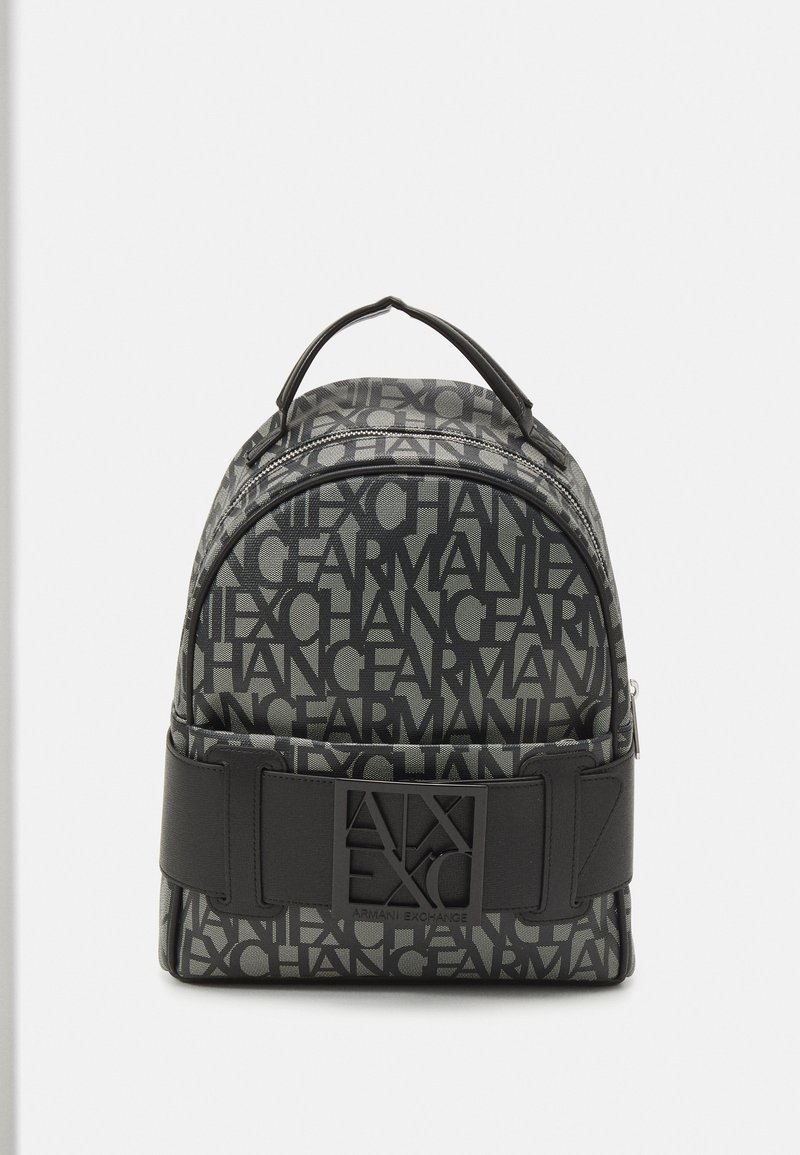 Sac à dos en tissu noir avec un motif de logo répétitif, forme arrondie, poignée supérieure, bretelles ajustables et un accent logo noir bien visible.
