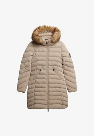 Beżowa kurtka puchowa z ukośnymi przeszyciami, futrzanym kapturem, dwoma bocznymi kieszeniami i zapięciem na zamek błyskawiczny z przodu. Miękka tekstura i ciepły design.