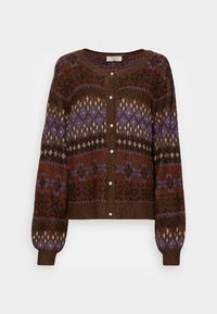 Brun stickad cardigan med lila, röd och vit fair isle-mönster, rund hals, pärlknappar framtill och långa puffärmar.