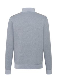 Helleblaue Strickpullover mit hohem Kragen, gerippten Bündchen und Saum. Verfügt über ein strukturiertes Muster mit glatter Oberfläche.