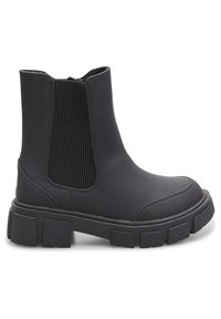 Botines negros hasta el tobillo hechos de material liso, con paneles laterales elásticos, suelas gruesas y un diseño de punta redonda. Acentos texturizados en los lados.