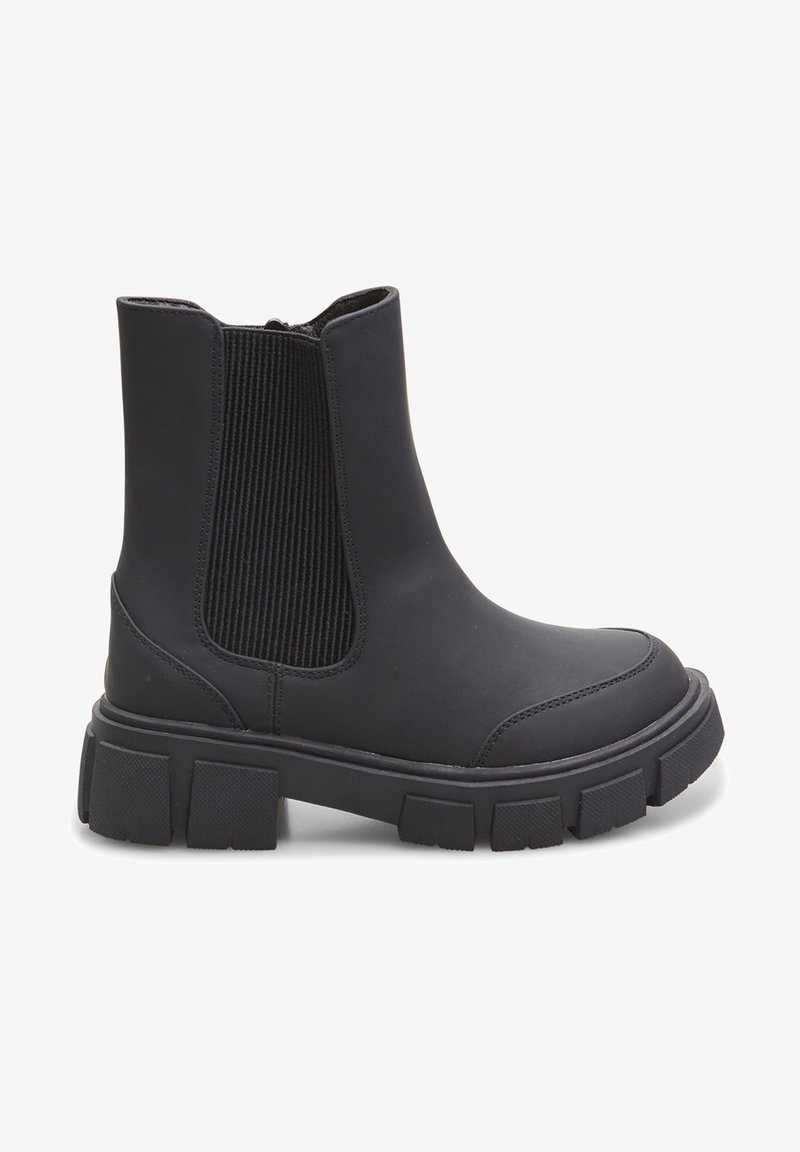 Svarta ankelstövlar i ett slätt material, med elastiska sidopaneler, tjocka sulor och en rund tådesign. Texturerade detaljer på sidorna.