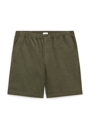 Short en velours côtelé vert olive avec ceinture élastique et poches latérales, posé à plat sur fond blanc.