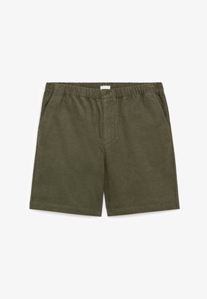 Short en velours côtelé vert olive avec ceinture élastique et poches latérales, posé à plat sur fond blanc.