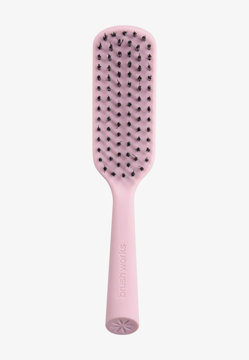 Rosa hårbørste med rektangulært padlehode og svarte børster, noen sammenfiltret med hårstrå.