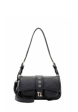 Bolso de hombro de cuero negro con solapa, tres ojales metálicos y logo "TL" en tono plateado en el cierre de la correa frontal.