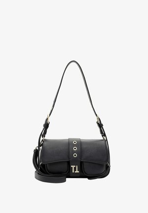 Bolso de hombro de cuero negro con solapa, tres ojales metálicos y logo "TL" en tono plateado en el cierre de la correa frontal.