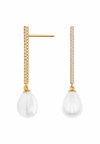 Złote kolczyki z prostym prętem ozdobionym małymi przezroczystymi kamieniami oraz dużą białą łezką z perły na dole.