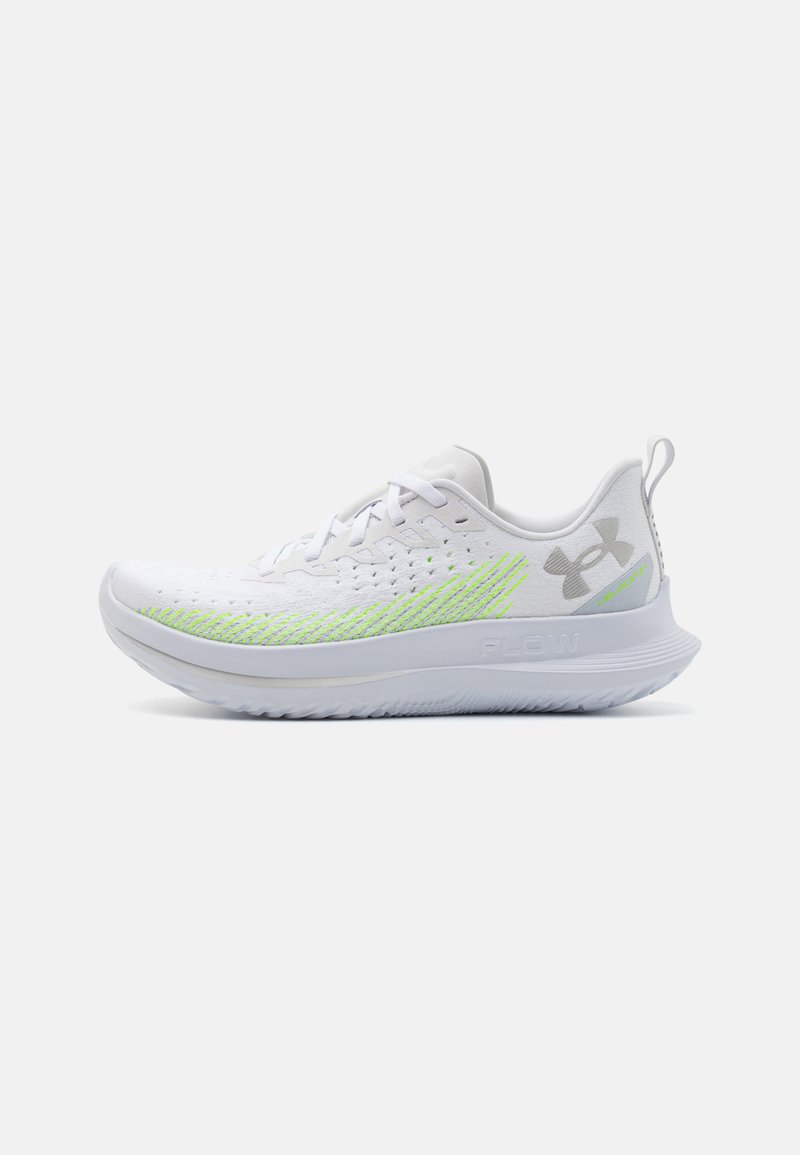 Chaussure de sport blanche avec une tige texturée, des accents vert-jaune et une semelle rembourrée. Présente un tirant à l'arrière et un branding discret.