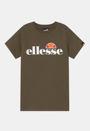 Olivinvihreä lyhythihainen t-paita, jossa valkoinen "ellesse"-logo ja oranssin sekä punaisen puolikuu tekstin yläpuolella.