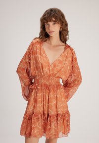 Orange gestreiftes Kleid mit tiefem V-Ausschnitt, langen Ärmeln, elastischem, gerafftem Taillengürtel und Rüschenschnitt. Leichter, fließender Stoff.