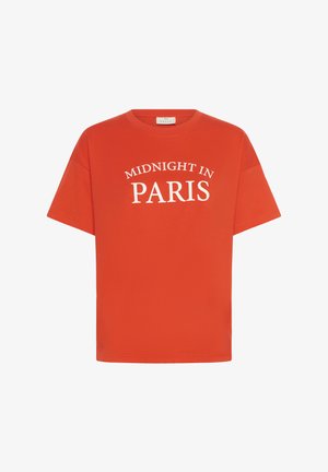 Oranž T-särk lühikeste varrukatega, millel on valge kiri "MIDNIGHT IN PARIS" kaarjas kujunduses ees.