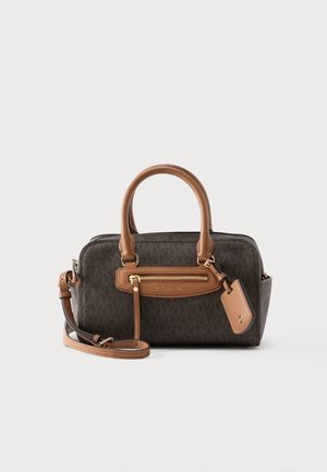 Lille mørkebrunt designerhåndtaske med lysebrune læderhåndtag, gyldent lynlås, fastgjort luggage-tag og justerbar skulderrem.
