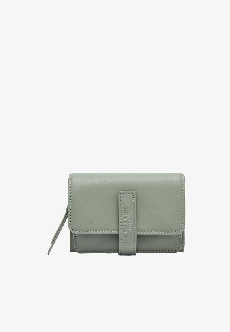 Portefeuille en cuir vert de forme rectangulaire, avec une fermeture à rabat et une sangle verticale, logo gaufré et détails de couture délicats.
