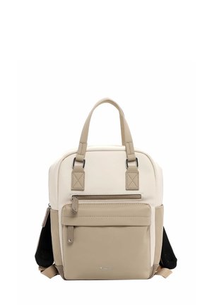 Zaino sintetico beige e crema con manici doppi, tasca frontale con zip e spallacci regolabili in rete nera. Presenta un design geometrico elegante.