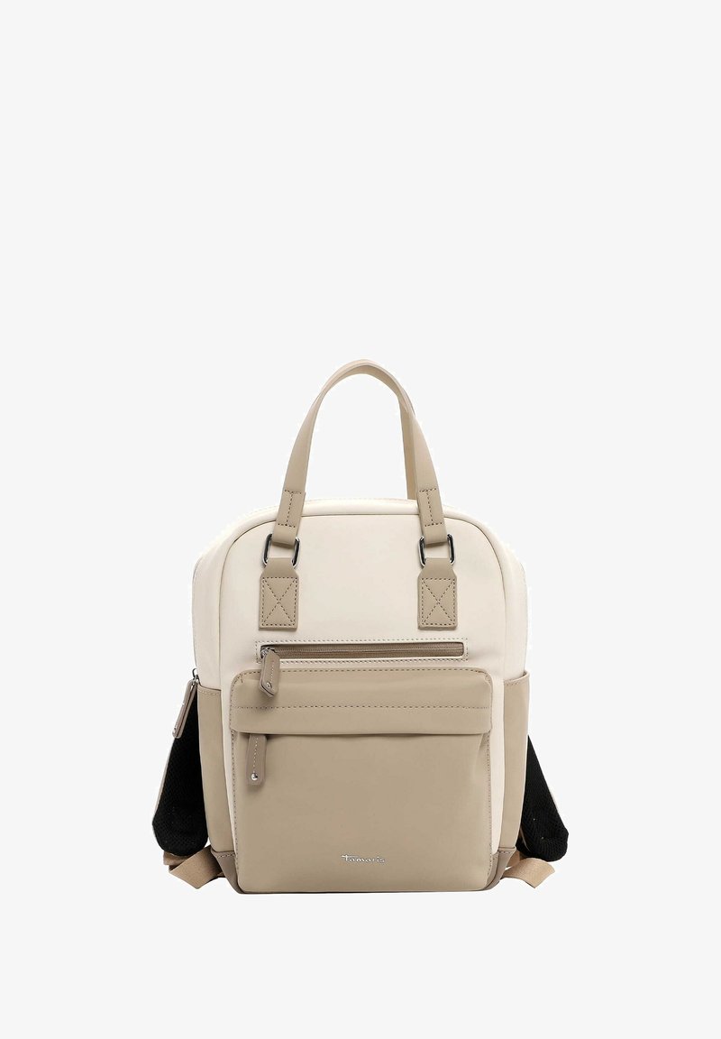Beige och krämfärgad syntetisk ryggsäck med dubbla handtag, framfickor med dragkedja och justerbara svarta nätremmar. Har en elegant geometrisk design.