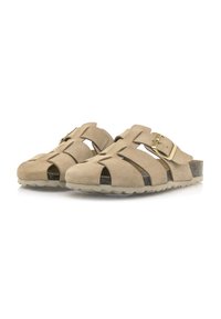 Sandales en suède beige avec un design ouvert, dotées de brides croisées, d'une finition à boucle et d'une semelle texturée.