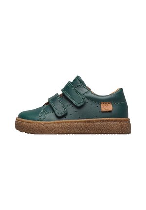 Chaussures en cuir vert avec deux sangles Velcro, détails perforés et semelle en caoutchouc texturé marron. Présente une petite étiquette de logo.