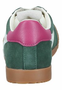 Zapatilla de ante verde con una parte trasera de cuero rosa, acentos blancos y suela de goma marrón. Presenta un collar acolchado para mayor comodidad.