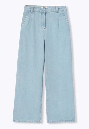 Jean bleu clair à jambes larges avec plis sur le devant, poches latérales, passants pour ceinture et fermeture éclair invisible à l'avant.