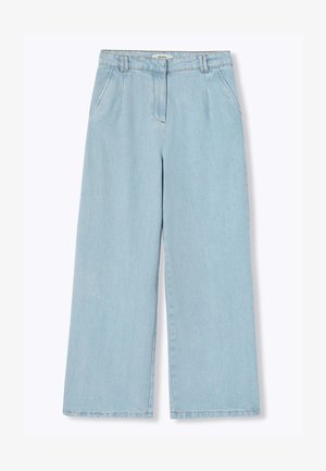 Jean bleu clair à jambes larges avec plis sur le devant, poches latérales, passants pour ceinture et fermeture éclair invisible à l'avant.