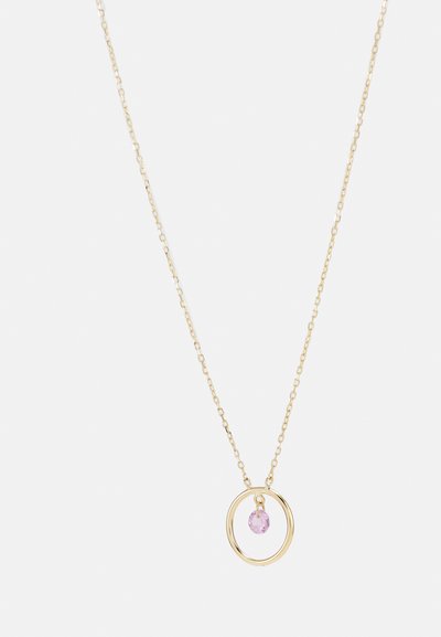 Goldene Halskette mit einer dünnen Kette, die einen runden Anhänger und einen kleinen rosa Edelstein enthält, der aus der Mitte hängt.