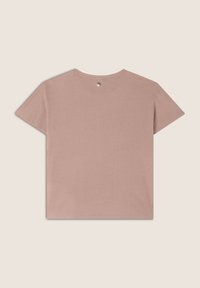 Camiseta de manga corta y cuello redondo en un color rosa suave, hecha de tela suave, con un acento metálico circular en el cuello de la espalda.