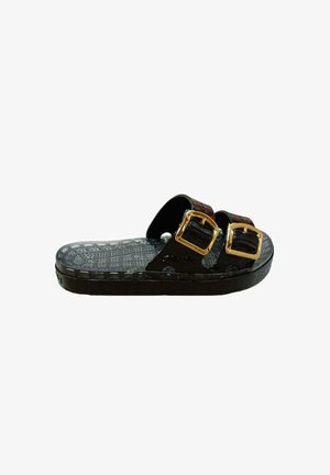 Sandalo nero modello slide con due cinturini con fibbia dorata lucida e sottopiede testurizzato, progettato per un uso casual.