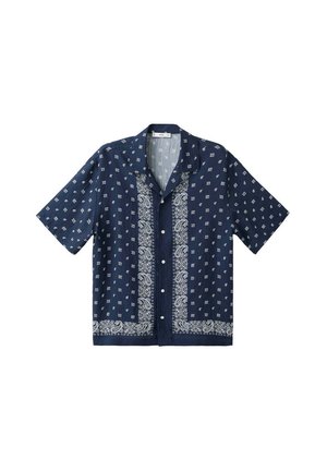 Chemise bleu marine à manches courtes boutonnée avec motifs paisley blancs et petits motifs géométriques, dotée d'un col et d'un ourlet droit.