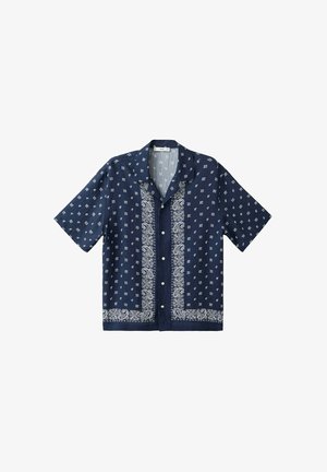 Chemise bleu marine à manches courtes boutonnée avec motifs paisley blancs et petits motifs géométriques, dotée d'un col et d'un ourlet droit.