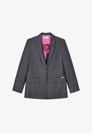 Harmaan raidoituksen kanssa bleiseri, jossa on lovetut kaulukset, kaksi etutaskua, yhden napin sulkeminen ja vaaleanpunainen logoavustettu vuori.