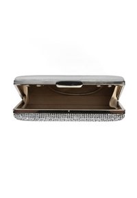 Silberne Clutch-Tasche mit einem Metallrahmen, einer glatten grauen Stoffoberfläche und einem Streifen klarer Strasssteine entlang des unteren Randes. Innenraum ist beige.
