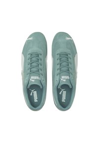 Baskets en daim vert avec des accents blancs, présentant une surface texturée, un design à lacets et un logo Puma sur la languette et le côté.