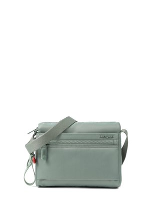 Lysegrøn Hedgren crossbody taske med frontlynlås, justerbar rem og lynlås træk på hvid baggrund.