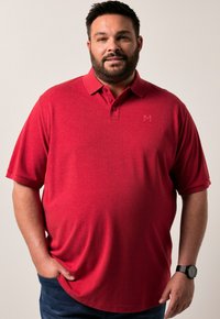 Rode korte mouwen polo met kraag en drie knopen, met een subtiele logo op de borst. Zachte stof met een gladde textuur.