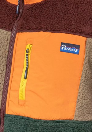 Giacca colorata con pannelli marroni, arancioni, verdi e beige. Pile strutturato e tessuto liscio, con tasca con zip gialla e patch con logo.