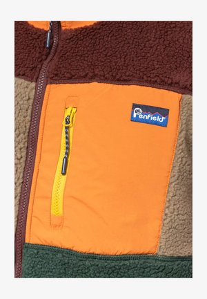 Giacca colorata con pannelli marroni, arancioni, verdi e beige. Pile strutturato e tessuto liscio, con tasca con zip gialla e patch con logo.