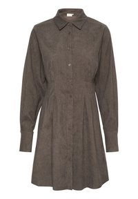 Robe-chemise marron en velours côtelé à manches longues, avec fermeture boutonnée sur le devant, col pointu, taille cintrée et bas évasé.