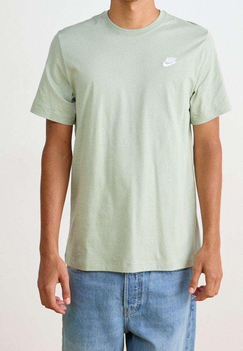 Ljusgrön bomull t-shirt med rund hals och korta ärmar. Har en liten vit Nike-logotyp på vänster bröst.