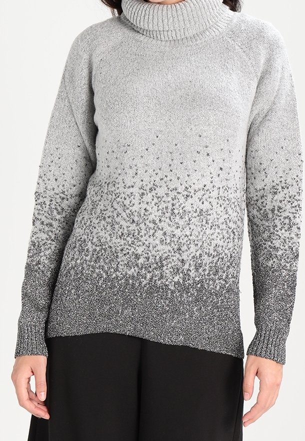 Jasnoszary sweter z golfem o gradientowym przejściu do ciemnoszarego na dole. Posiada teksturowany splot i długie, raglanowe rękawy.
