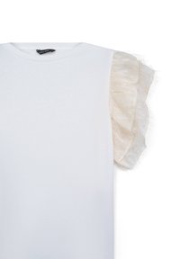 Top bianco a maniche corte con una manica a volants trasparente beige e testurizzata. Il tessuto è liscio e il design ha una vestibilità comoda.