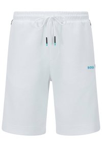 Bílé pánské kraťasy s elastickým pasem, přední šňůrkou a malým modrým logem "BOSS" na pravé noze.