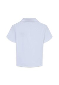 Polo shirt bianco a maniche corte con colletto, caratterizzato da una texture liscia e orlo dritto. Design minimalista, senza motivi o accenti visibili.